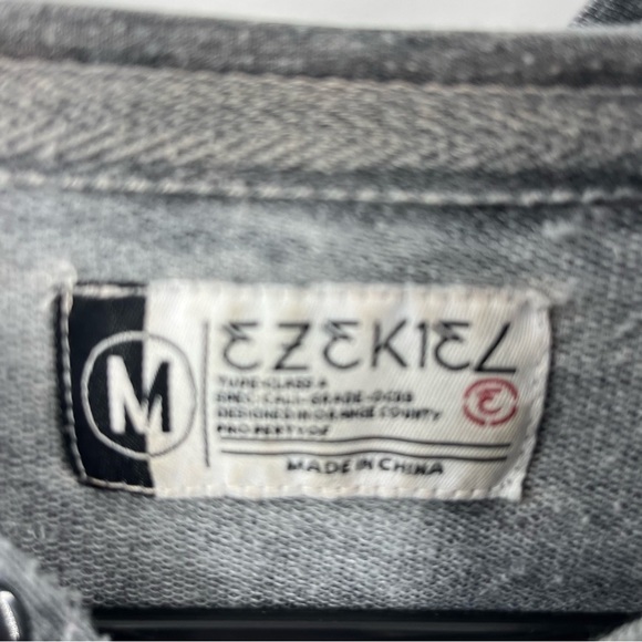 EZEKIEL Button Down hoodie - Picture 5 of 6